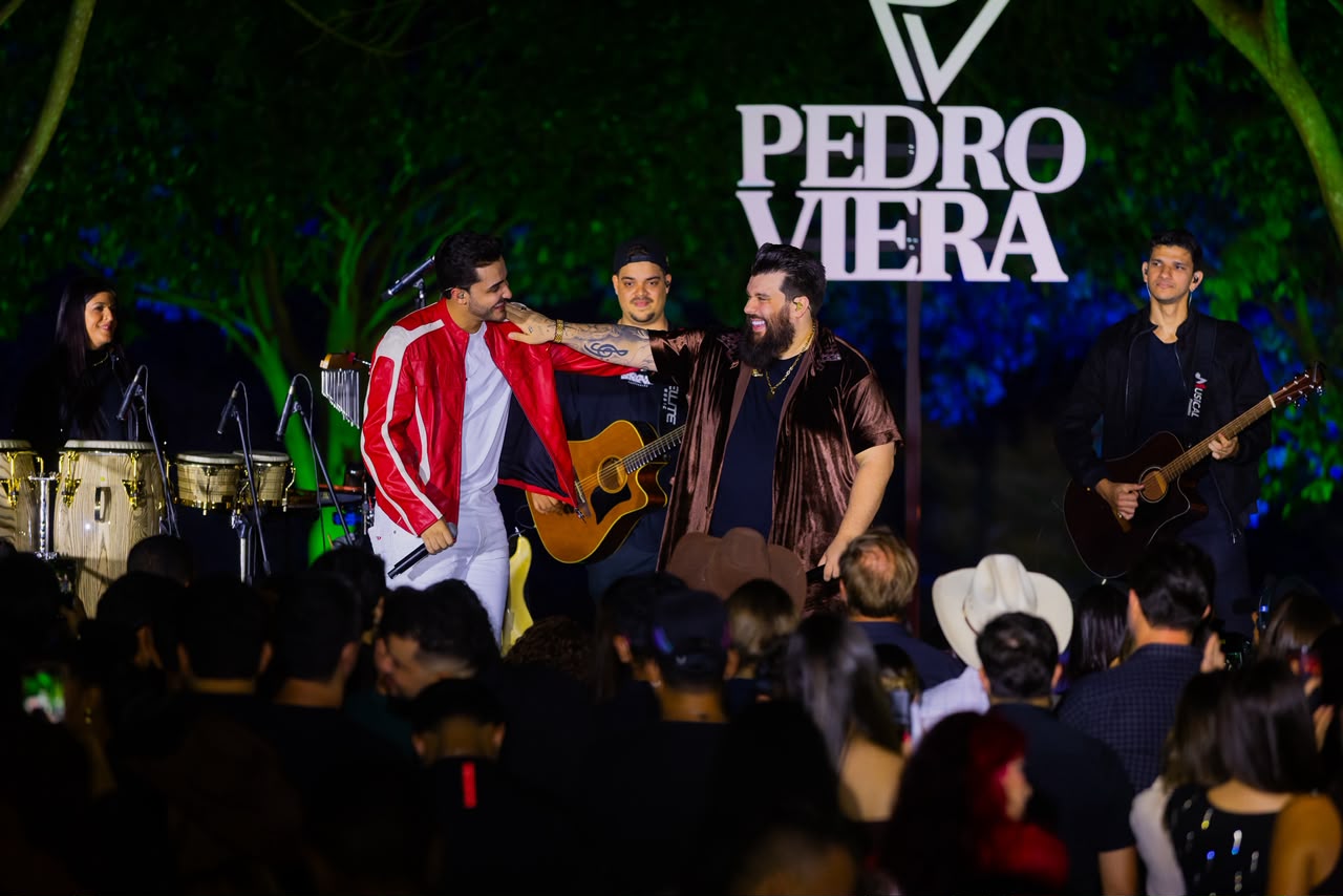 Pedro Vieira cantando ao vivo com convidado e banda
