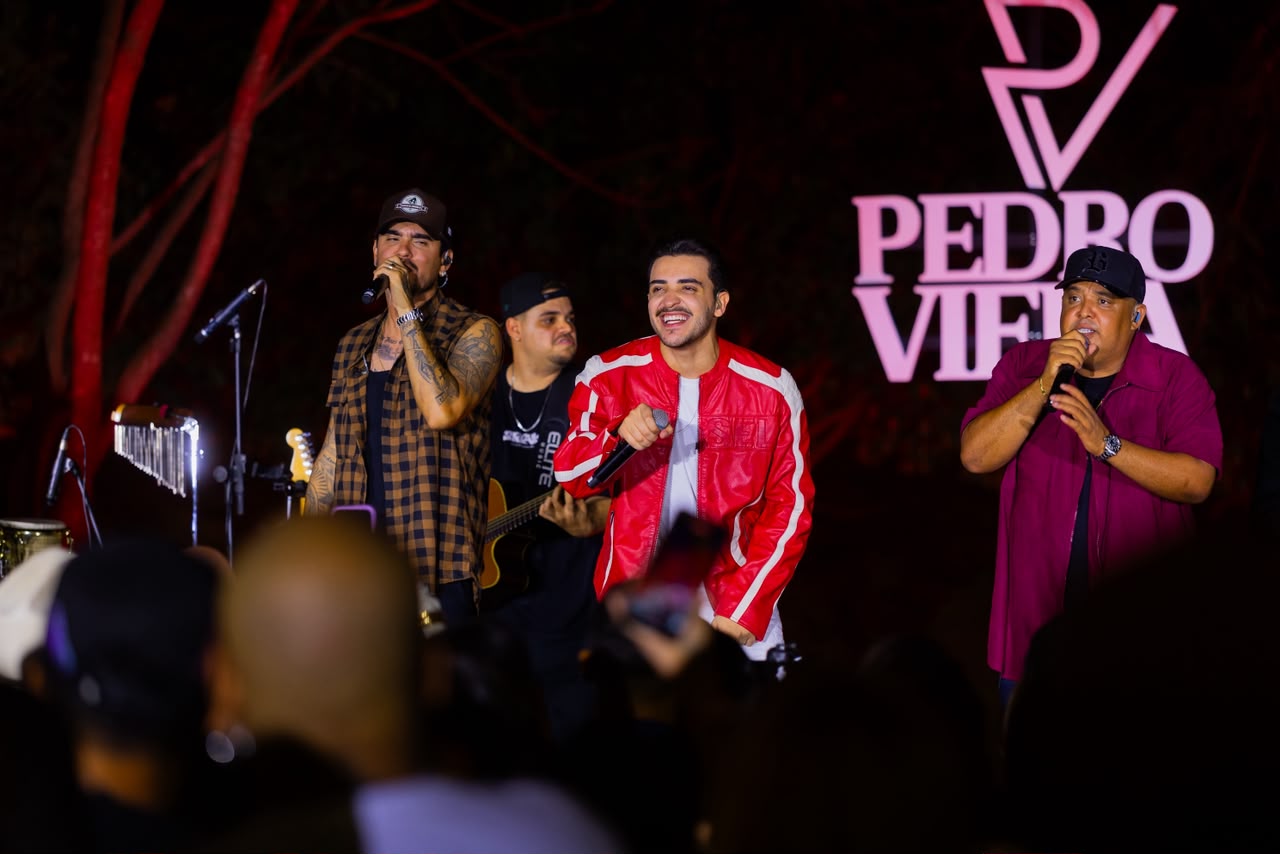 Pedro Vieira no palco acompanhado por outros artistas e músicos