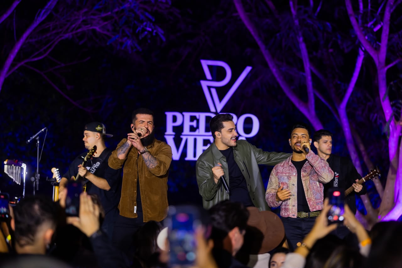 Pedro Vieira cantando com convidados em apresentação ao vivo
