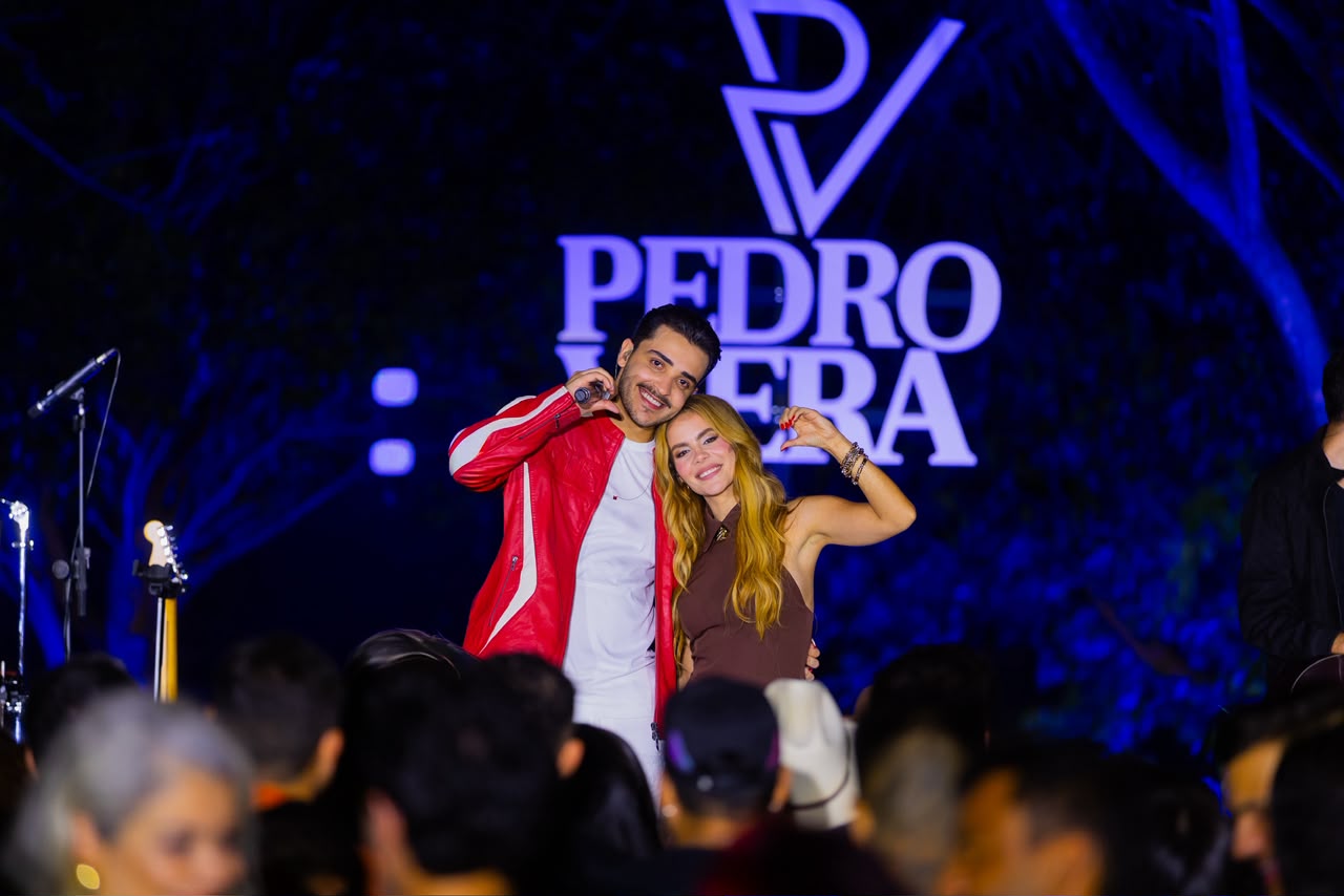 Pedro Vieira ao lado de uma artista convidada no palco