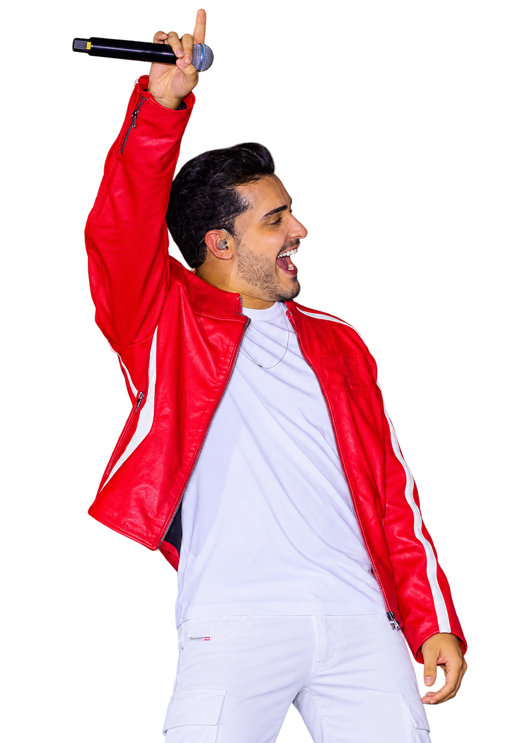 Pedro Vieira com microfone e jaqueta vermelha durante show