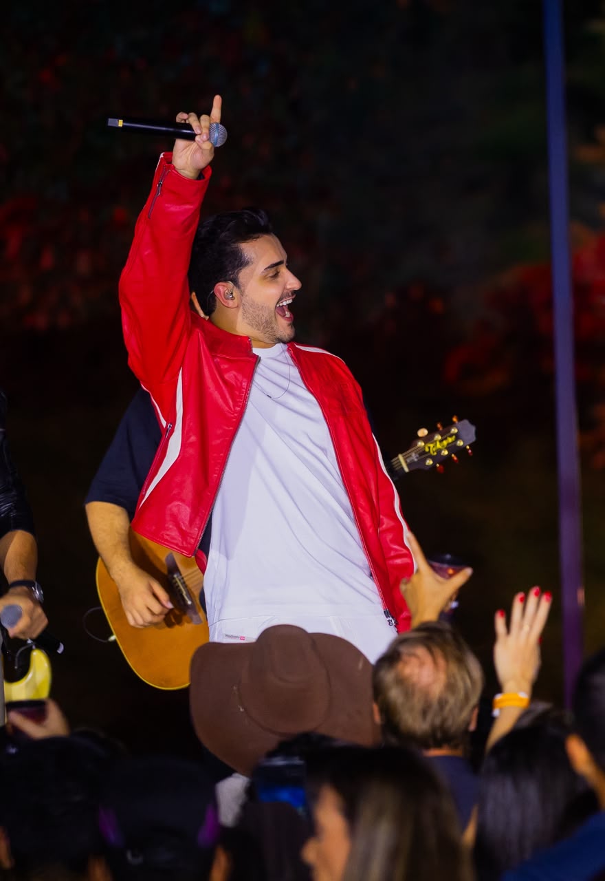 Pedro Vieira animando o público em apresentação ao vivo