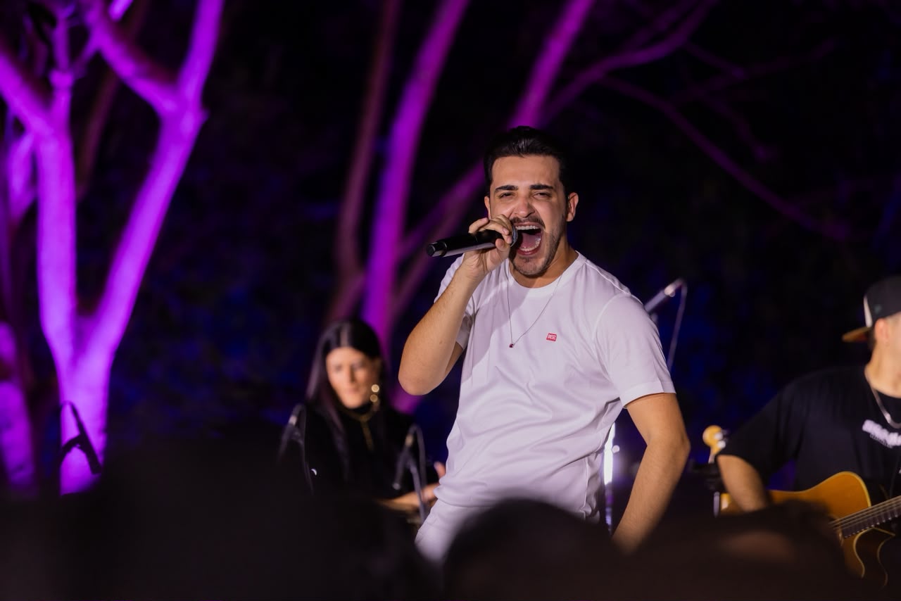Pedro Vieira cantando ao vivo no palco